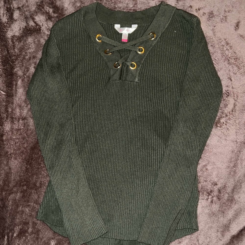 Green, soft, shapes around waist.